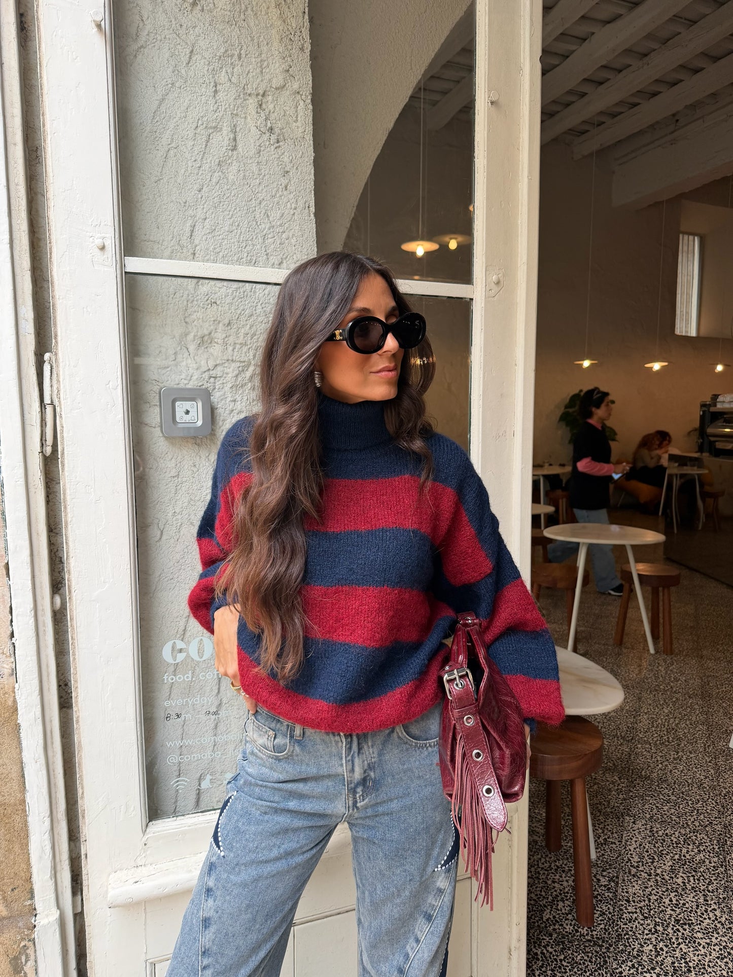 Suéter Ami de cuello alto en azul marino y burdeos