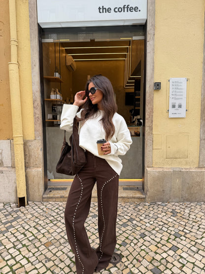 Vaqueros de mezclilla marrón de pierna ancha con detalles tachonados