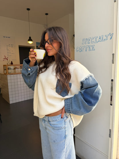 Suéter de punto blanco y vaquero