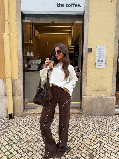 Vaqueros de mezclilla marrón de pierna ancha con detalles tachonados