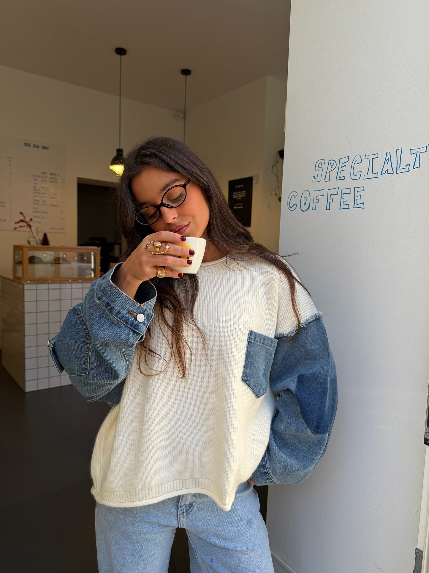 Suéter de punto blanco y vaquero