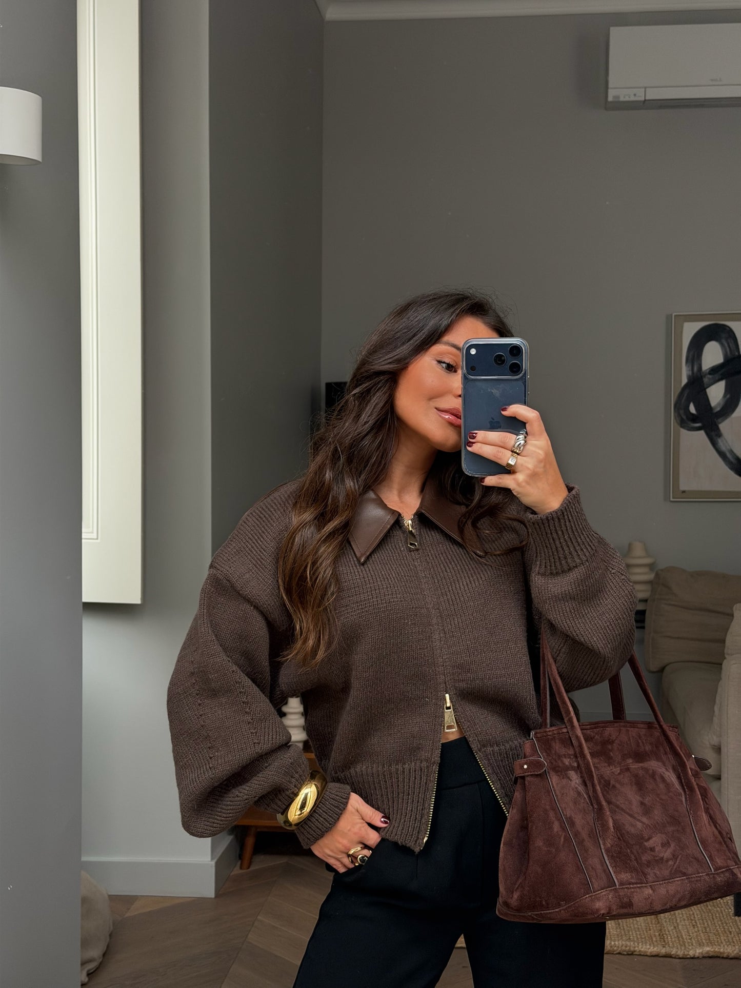 Cárdigan de punto con detalles de piel en color marrón