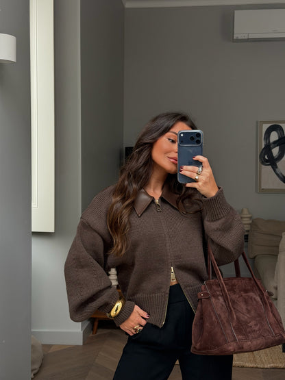 Cárdigan de punto con detalles de piel en color marrón