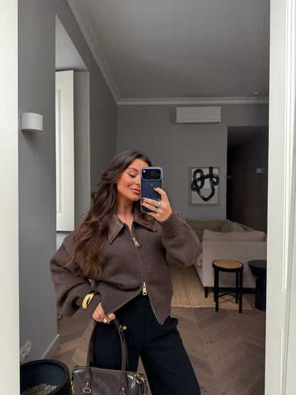 Cárdigan de punto con detalles de piel en color marrón