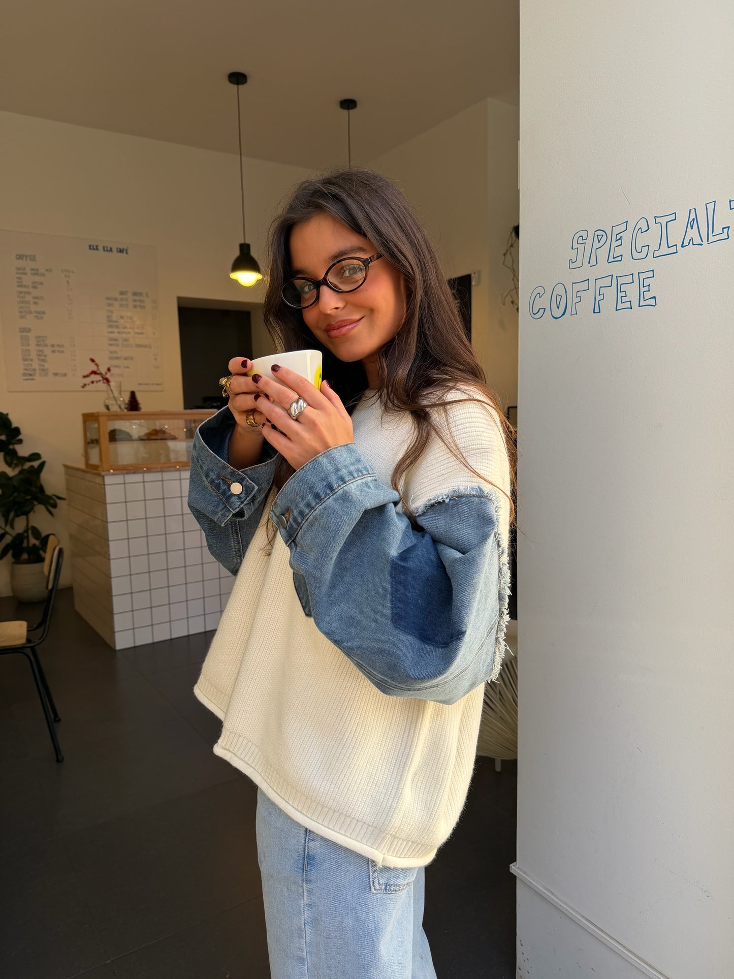 Suéter de punto blanco y vaquero