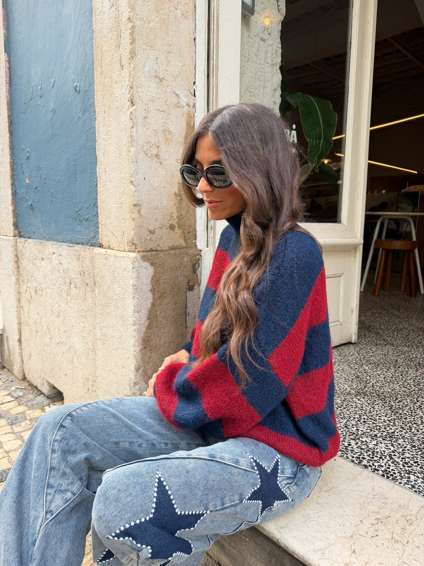 Suéter Ami de cuello alto en azul marino y burdeos