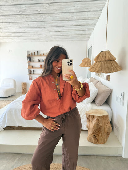 Blusa de lino con mangas globo en color terracota